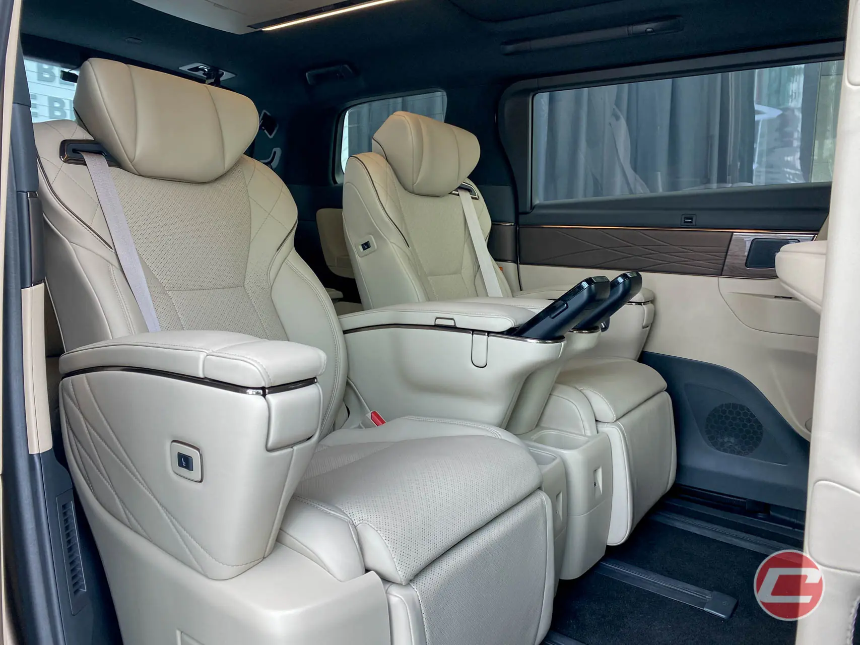 Toyota Alphard executive captain seats