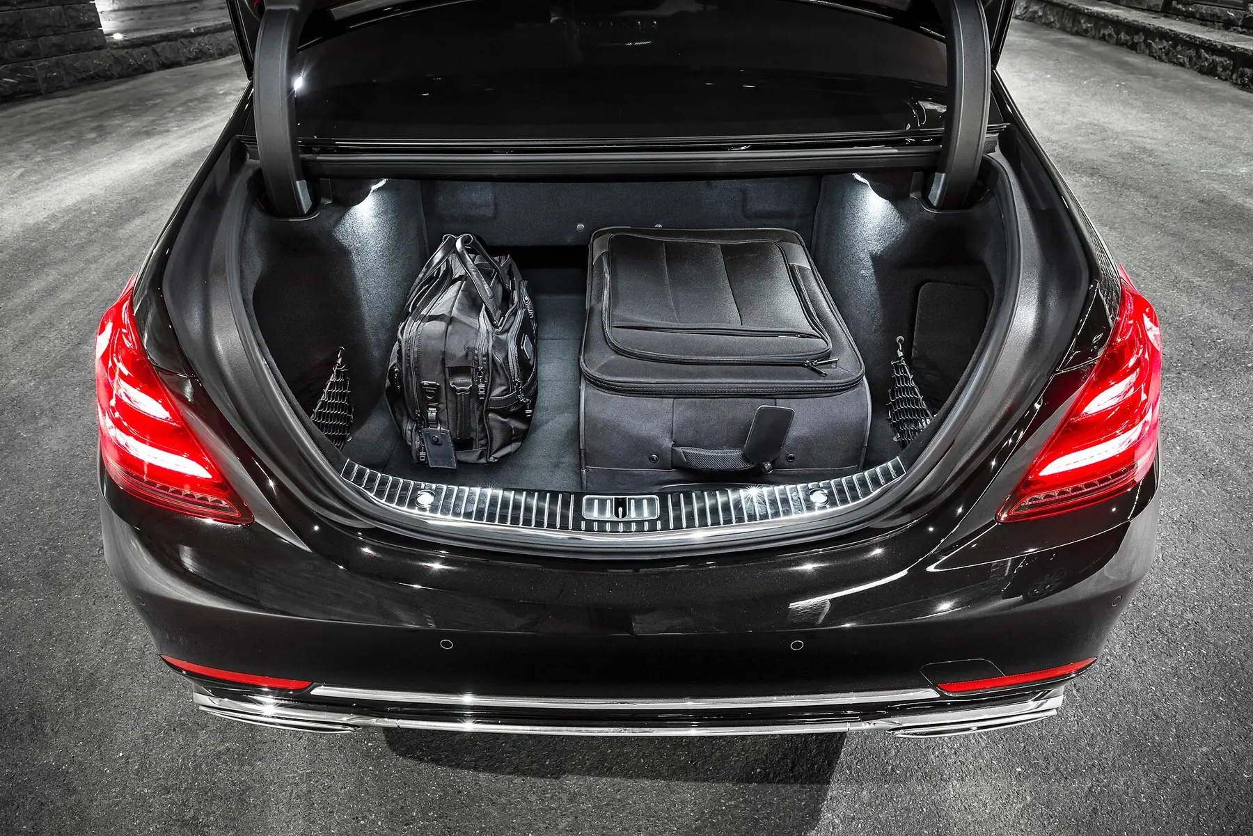 Mercedes-Benz S-Class luggage compartment